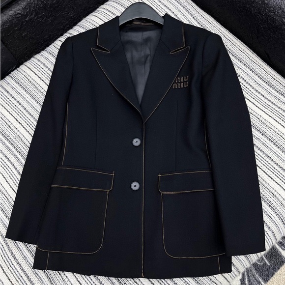 Miu Miu's black suit jacket features contrasting color lines - Picture 1 of 6